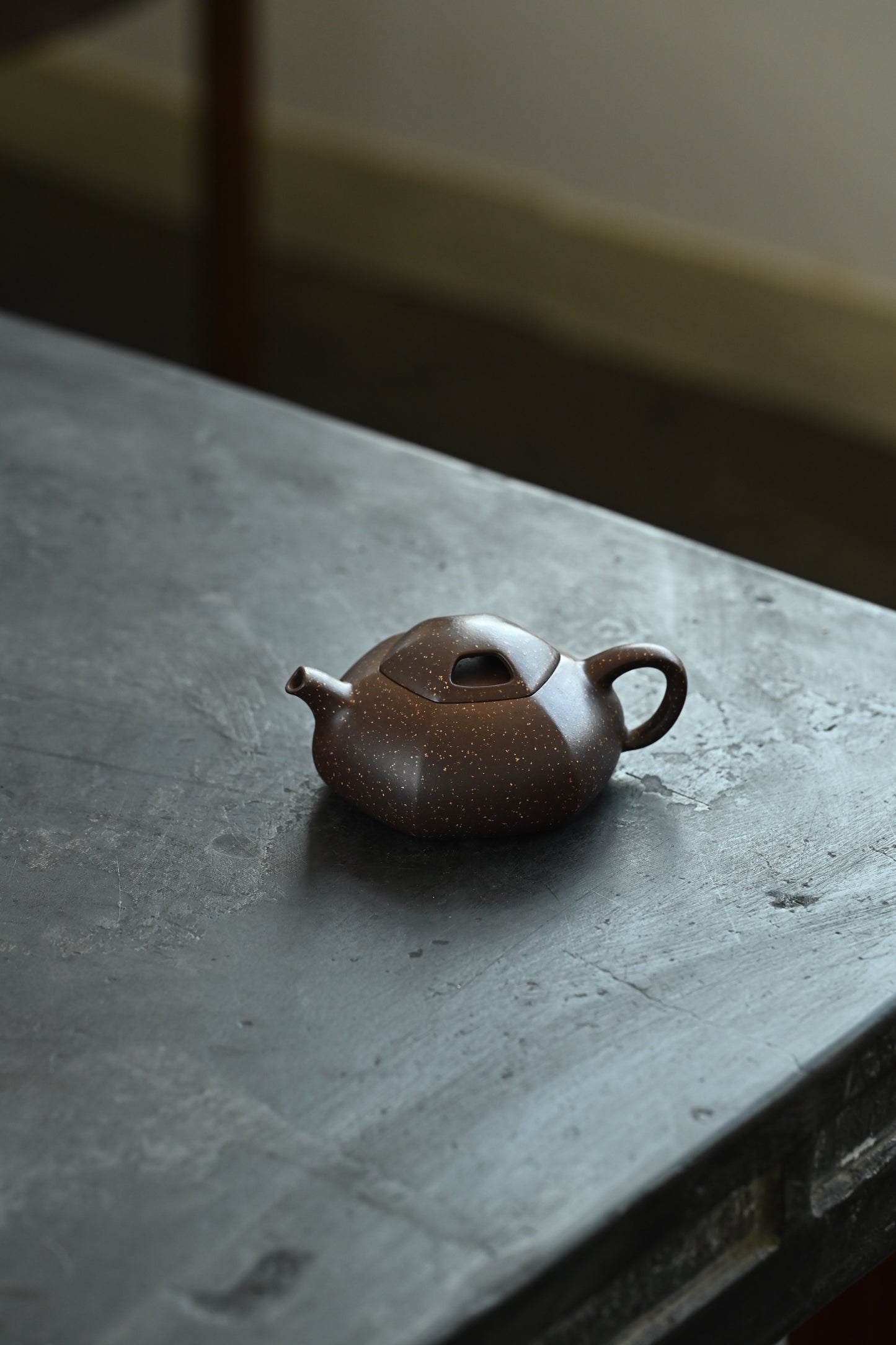 午禾·全手工 /实力派陶手東舒作品 /容量180cc/紫泥铺砂 器身矮扁，呈六方之态，线面挺括，上敛下阔有势