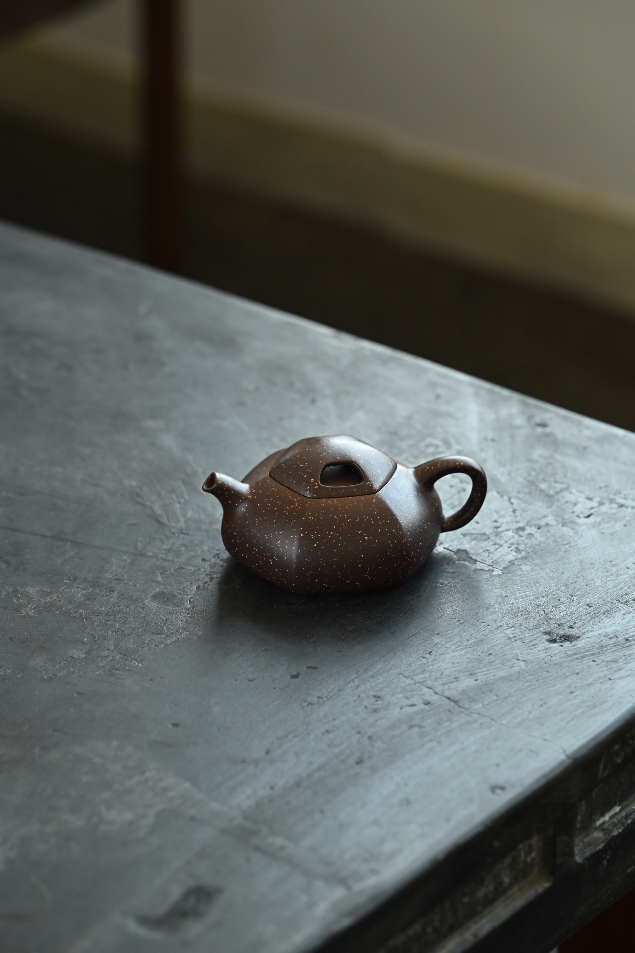 午禾·全手工 /实力派陶手東舒作品 /容量180cc/紫泥铺砂 器身矮扁，呈六方之态，线面挺括，上敛下阔有势