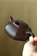 午禾·全手工 /实力派陶手東舒作品 /容量180cc/紫泥铺砂 器身矮扁，呈六方之态，线面挺括，上敛下阔有势