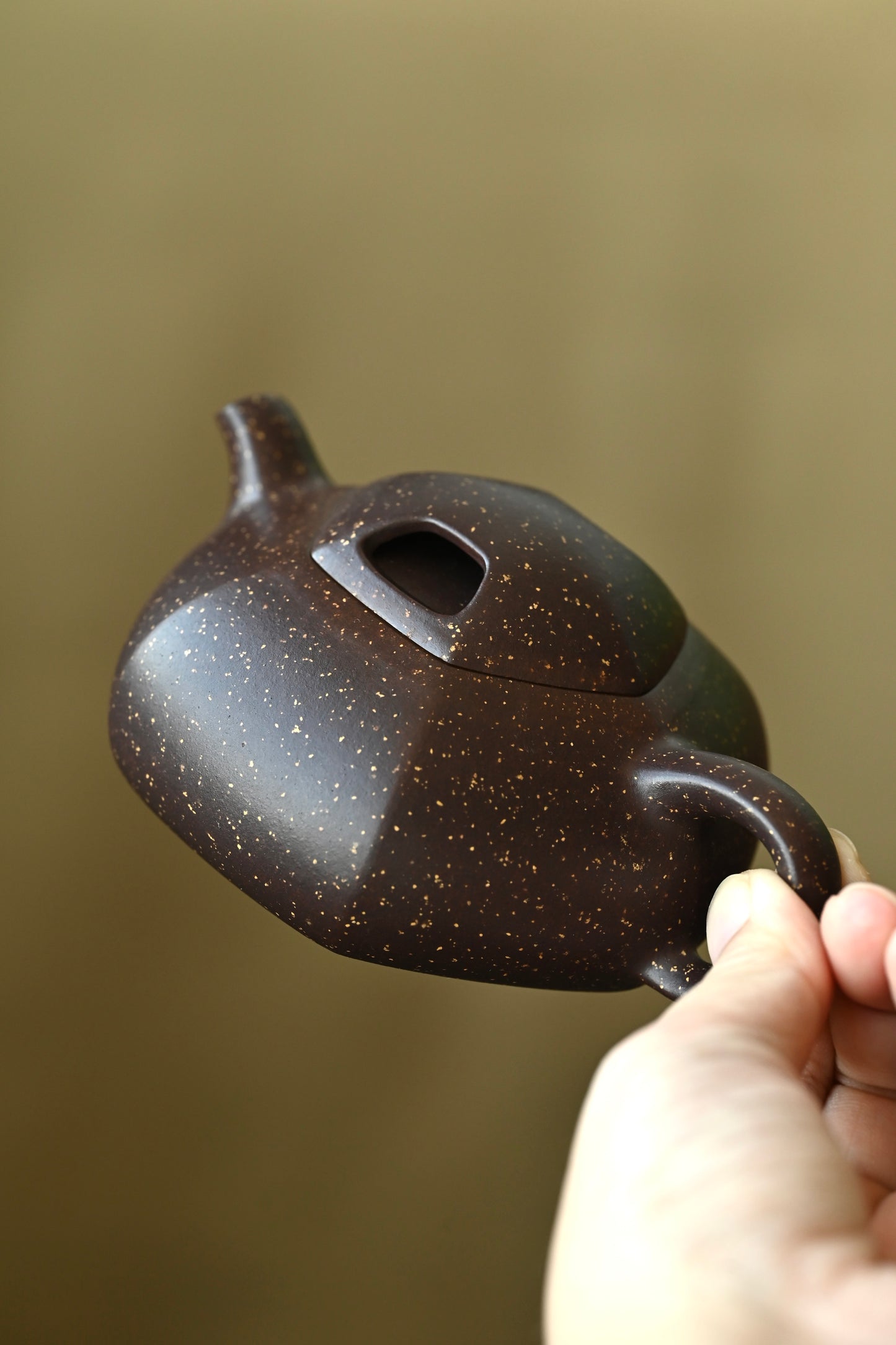 午禾·全手工 /实力派陶手東舒作品 /容量180cc/紫泥铺砂 器身矮扁，呈六方之态，线面挺括，上敛下阔有势