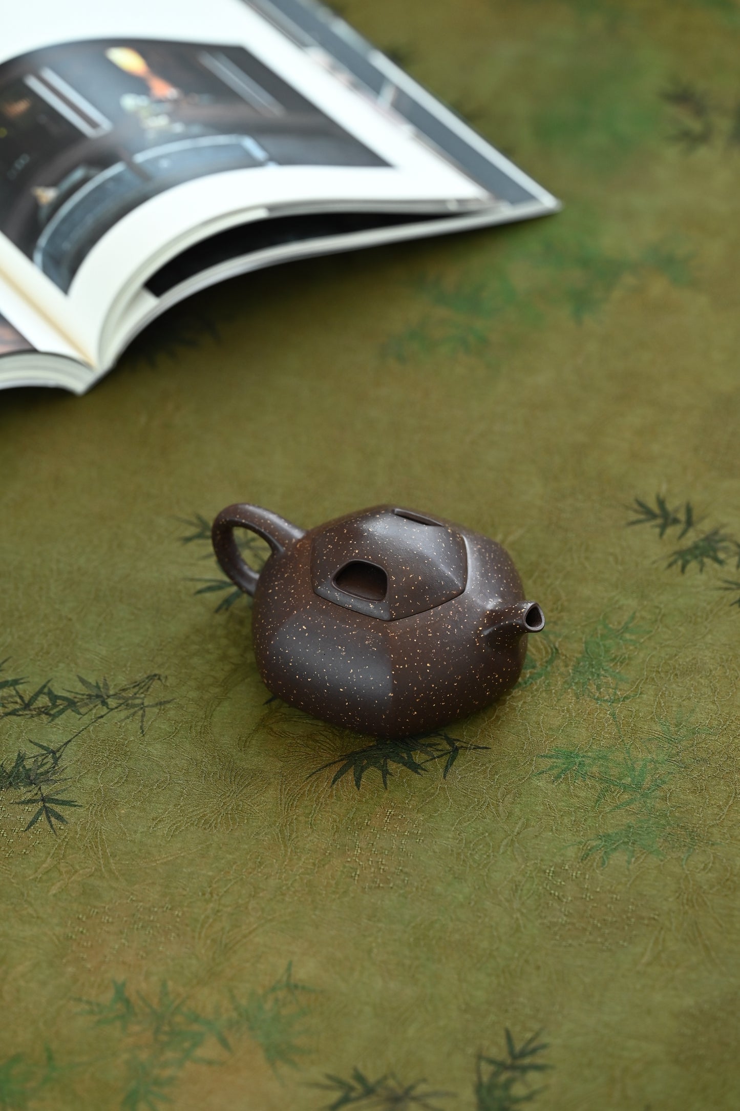 午禾·全手工 /实力派陶手東舒作品 /容量180cc/紫泥铺砂 器身矮扁，呈六方之态，线面挺括，上敛下阔有势