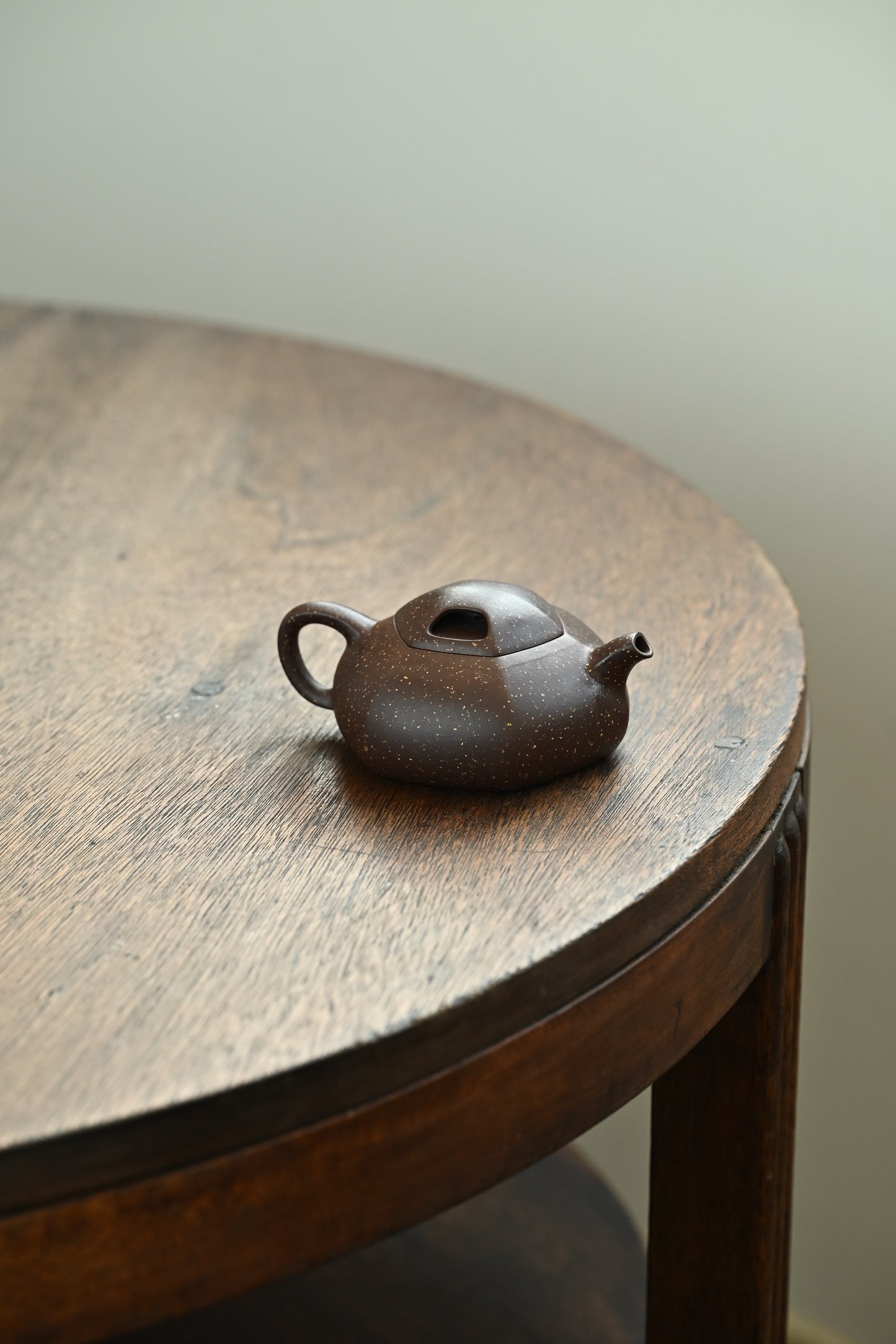 午禾·全手工 /实力派陶手東舒作品 /容量180cc/紫泥铺砂 器身矮扁，呈六方之态，线面挺括，上敛下阔有势