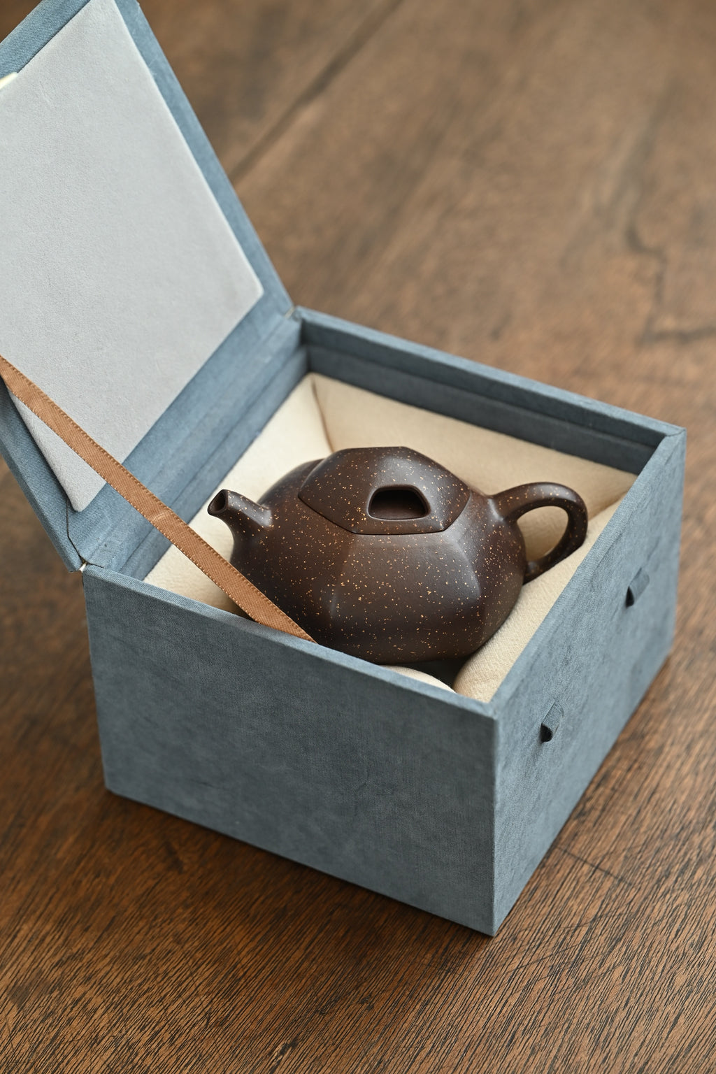午禾·全手工 /实力派陶手東舒作品 /容量180cc/紫泥铺砂 器身矮扁，呈六方之态，线面挺括，上敛下阔有势