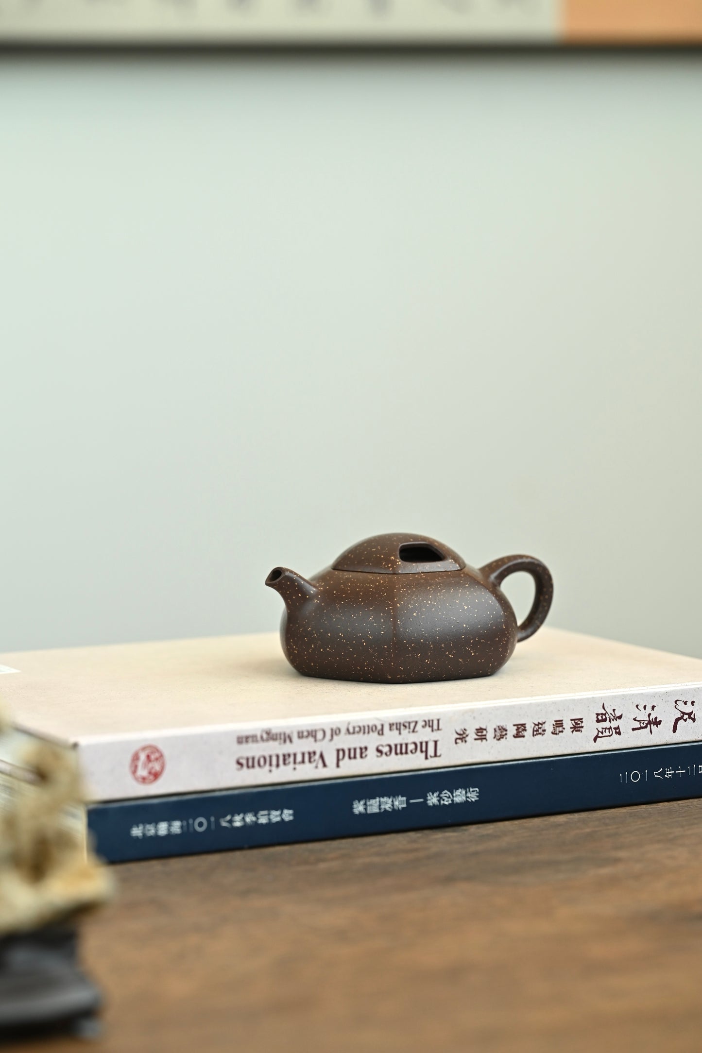 午禾·全手工 /实力派陶手東舒作品 /容量180cc/紫泥铺砂 器身矮扁，呈六方之态，线面挺括，上敛下阔有势