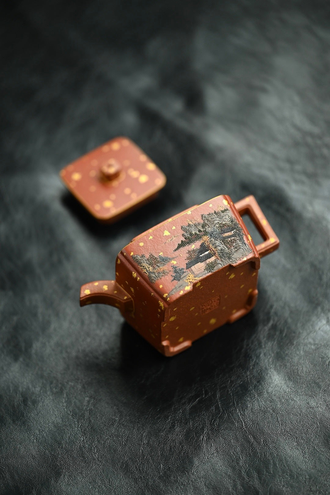 传香·全手工 /六届全手工大赛一等奖高工施昌作品/容量280cc/原矿降坡泥洒金 壶身张弛有度，开阖得宜，线面挺括平正，明快挺秀