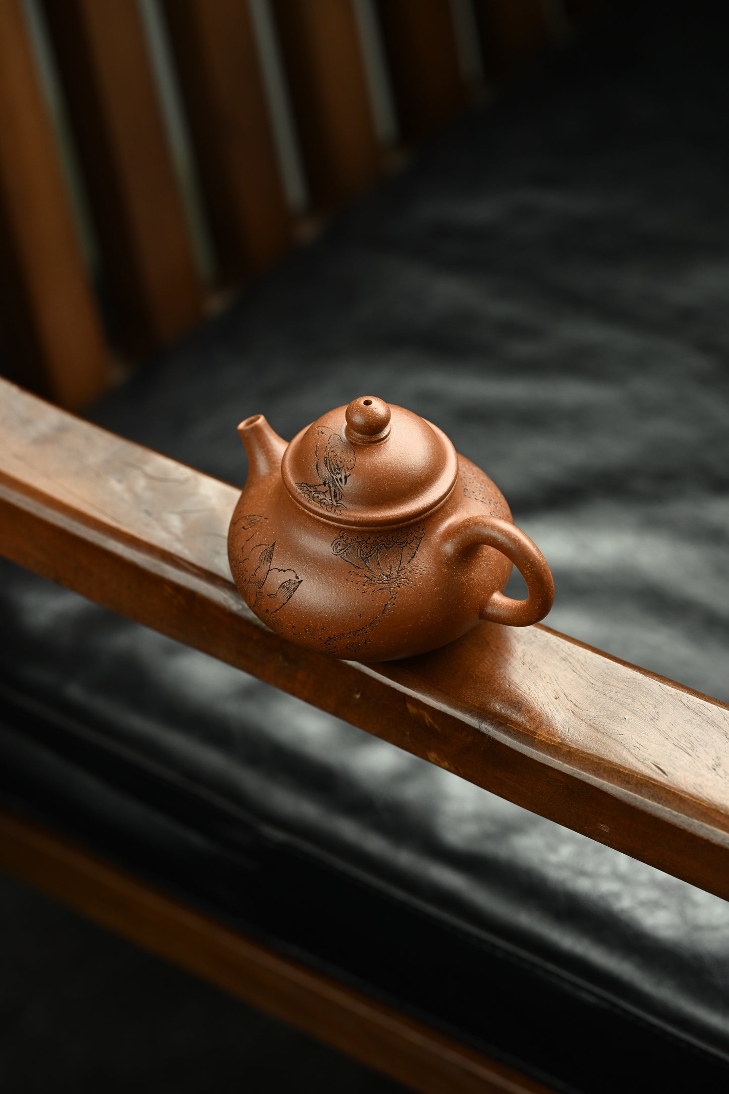 容天·清丽荷塘·全手工/陶刻大赛金奖李建军作品 /容量120cc/原矿桂花砂 壶身饱满圆容，恰如人的内心，大肚能容常人难容之事