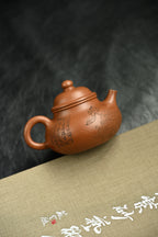 容天·清丽荷塘·全手工/陶刻大赛金奖李建军作品 /容量120cc/原矿桂花砂 壶身饱满圆容，恰如人的内心，大肚能容常人难容之事