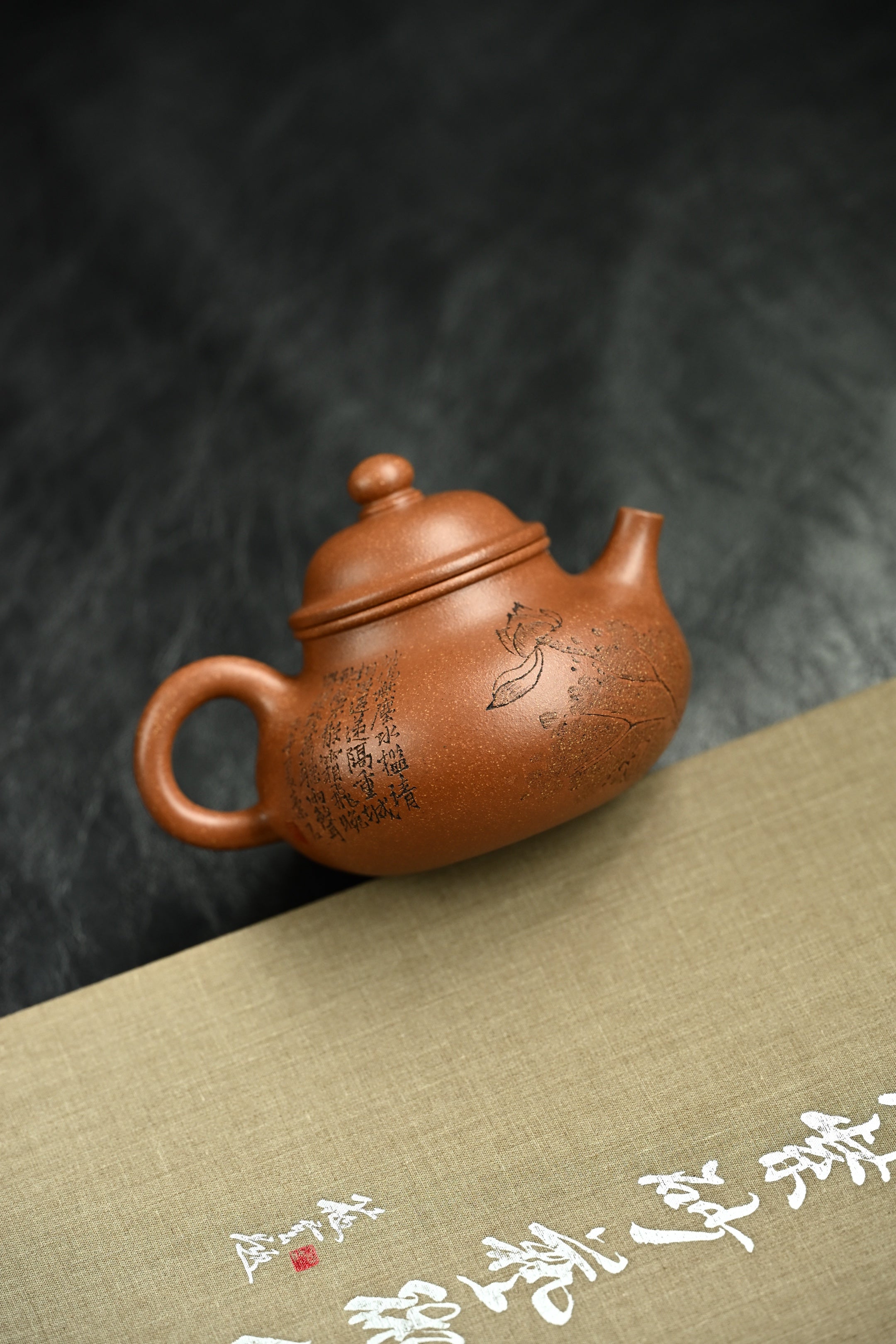 容天·清丽荷塘·全手工/陶刻大赛金奖李建军作品 /容量120cc/原矿桂花砂 壶身饱满圆容，恰如人的内心，大肚能容常人难容之事