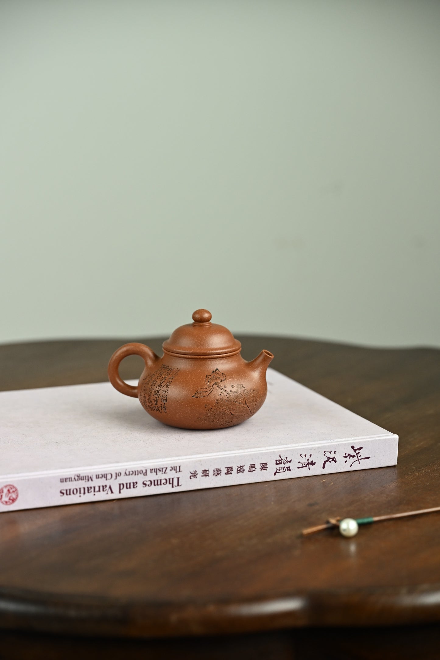 容天·清丽荷塘·全手工/陶刻大赛金奖李建军作品 /容量120cc/原矿桂花砂 壶身饱满圆容，恰如人的内心，大肚能容常人难容之事