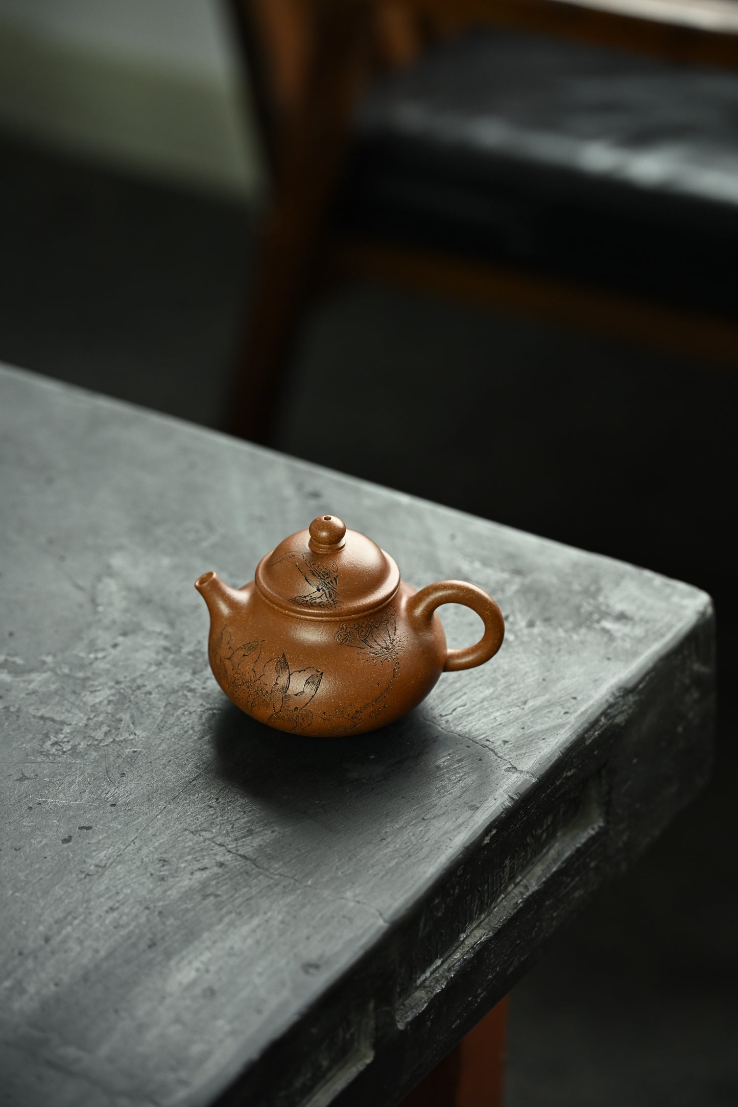 容天·清丽荷塘·全手工/陶刻大赛金奖李建军作品 /容量120cc/原矿桂花砂 壶身饱满圆容，恰如人的内心，大肚能容常人难容之事