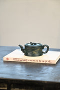 一品竹段·全手工 /正高工许学芳作品 /容量300cc/一厂民国绿 古典的竹段造型，片片竹叶贴于壶身之上