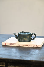 一品竹段·全手工 /正高工许学芳作品 /容量300cc/一厂民国绿 古典的竹段造型，片片竹叶贴于壶身之上