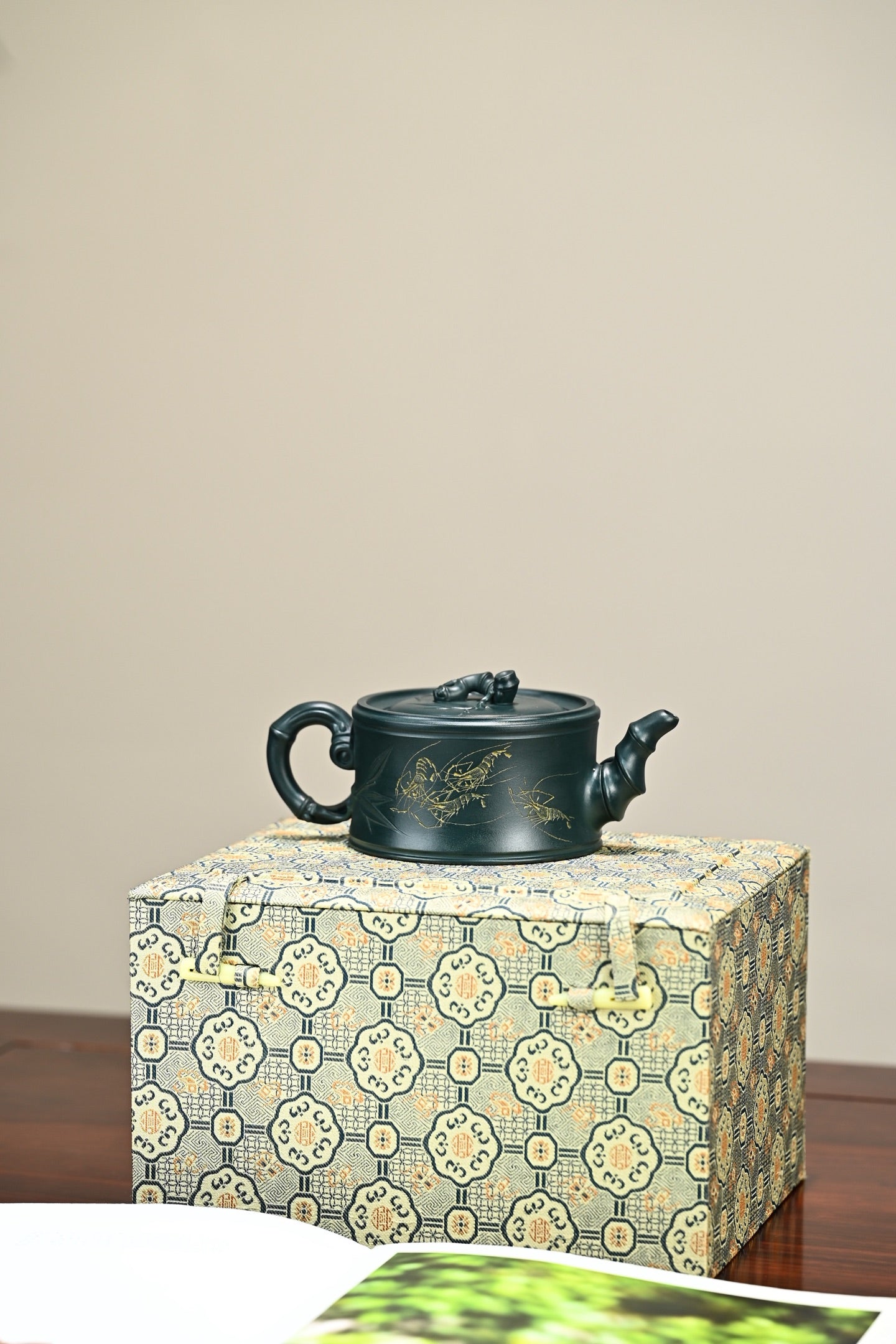 一品竹段·全手工 /正高工许学芳作品 /容量300cc/一厂民国绿 古典的竹段造型，片片竹叶贴于壶身之上