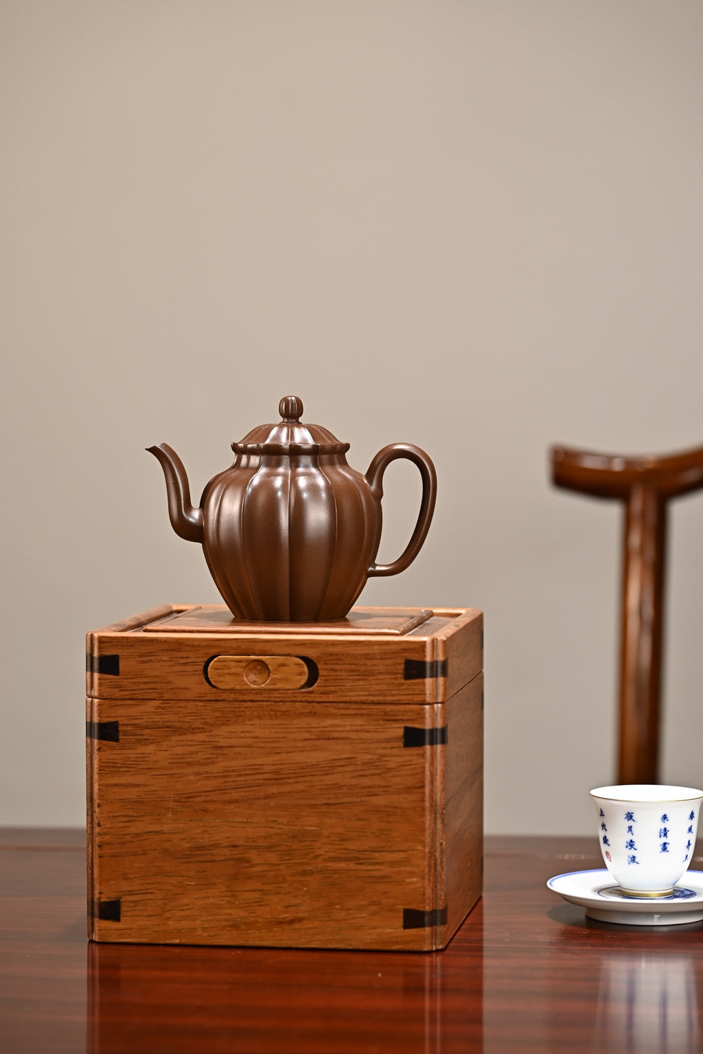 银台醉客·全手工 /高工高卫萍作品 /容量300cc/极品紫泥 此壶通体作水仙瓣式，十二瓣均等水仙花形