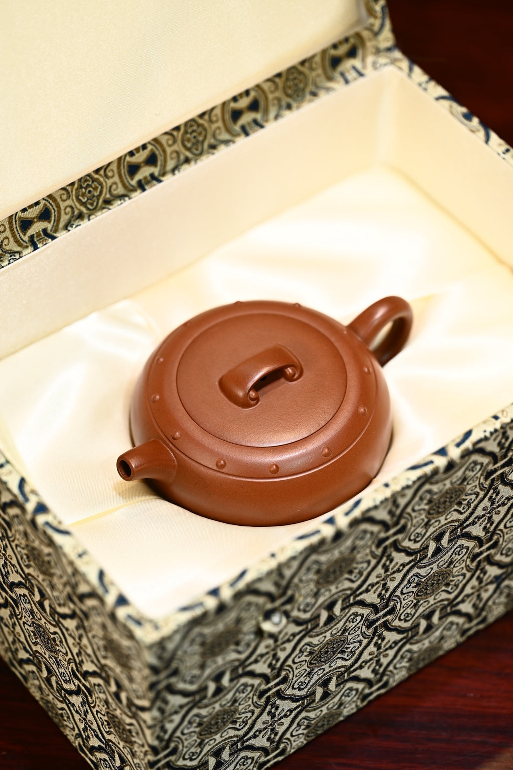 如意鼓·全手工 /高工高卫萍作品 容量170cc/极品红皮龙 壶作鼓式，中鼓腹身，如意壶钮