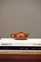 如意鼓·全手工 /高工高卫萍作品 容量170cc/极品红皮龙 壶作鼓式，中鼓腹身，如意壶钮