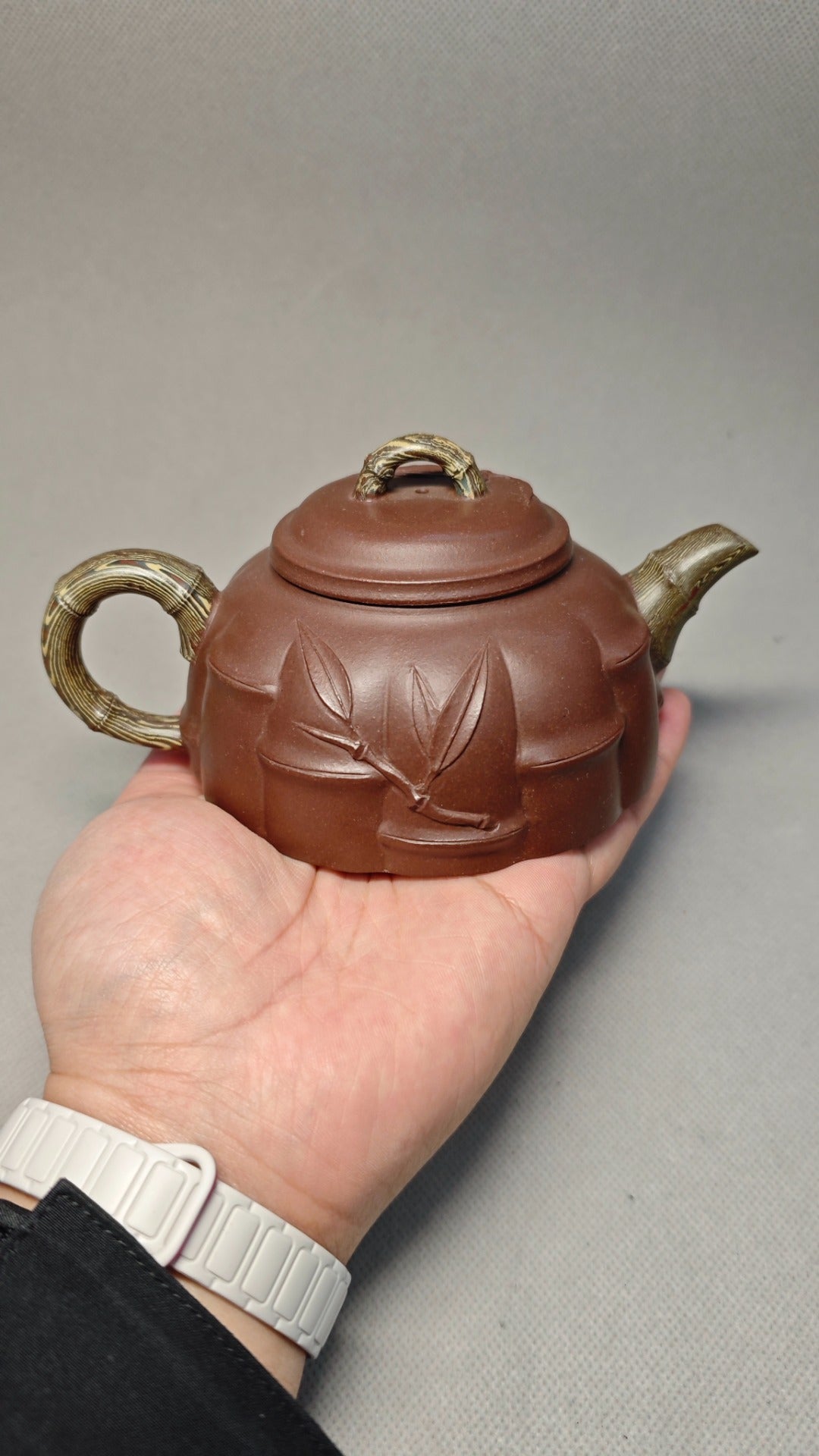 【半月竹】 制壶：沈建康（国家级高级工艺美术师） 泥料：原矿紫泥 容量：240cc    孔数：7孔