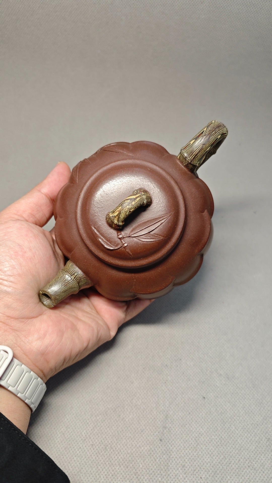【半月竹】 制壶：沈建康（国家级高级工艺美术师） 泥料：原矿紫泥 容量：240cc    孔数：7孔