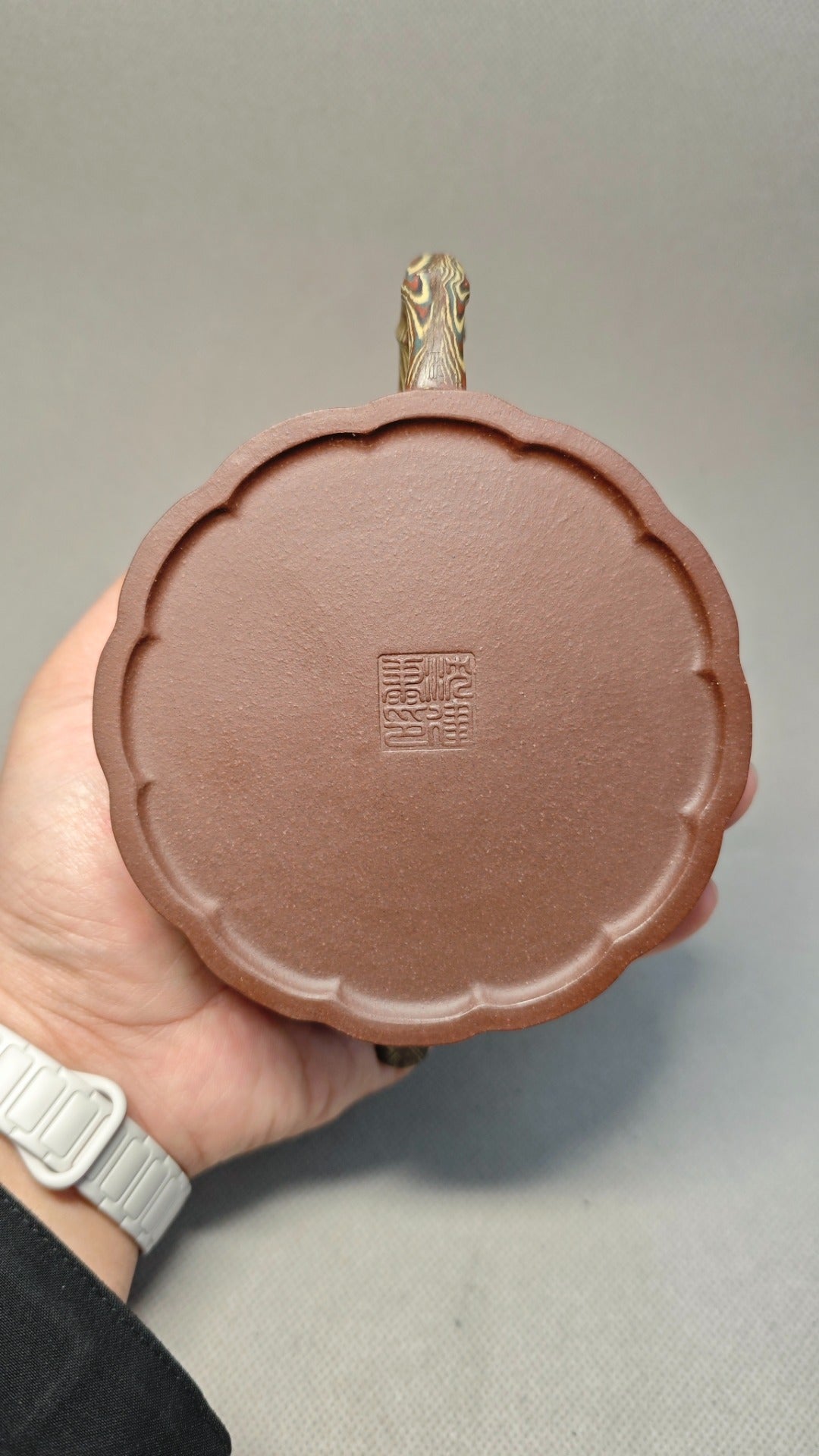 【半月竹】 制壶：沈建康（国家级高级工艺美术师） 泥料：原矿紫泥 容量：240cc    孔数：7孔