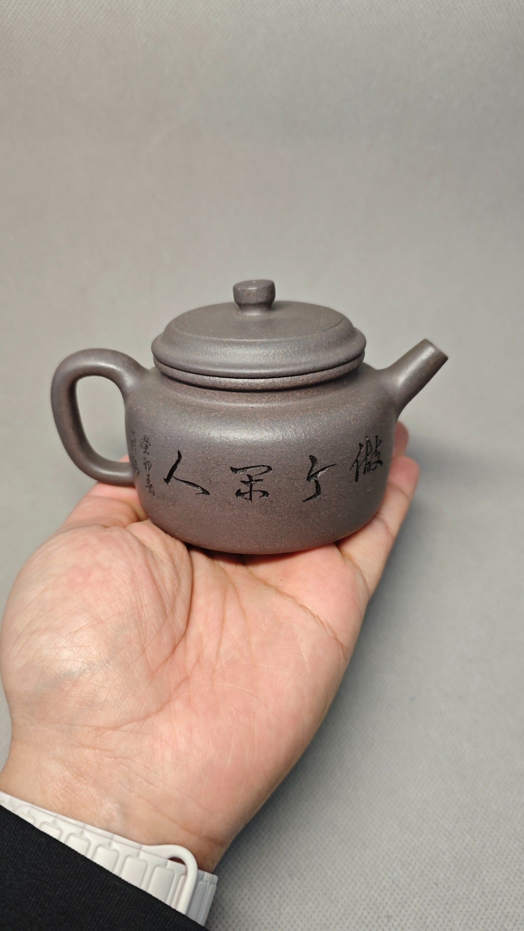 【德钟】  制壶：焦亚强   (国家级工艺美术师) 泥料：原矿青段泥 容量：200cc   孔数：内推球孔