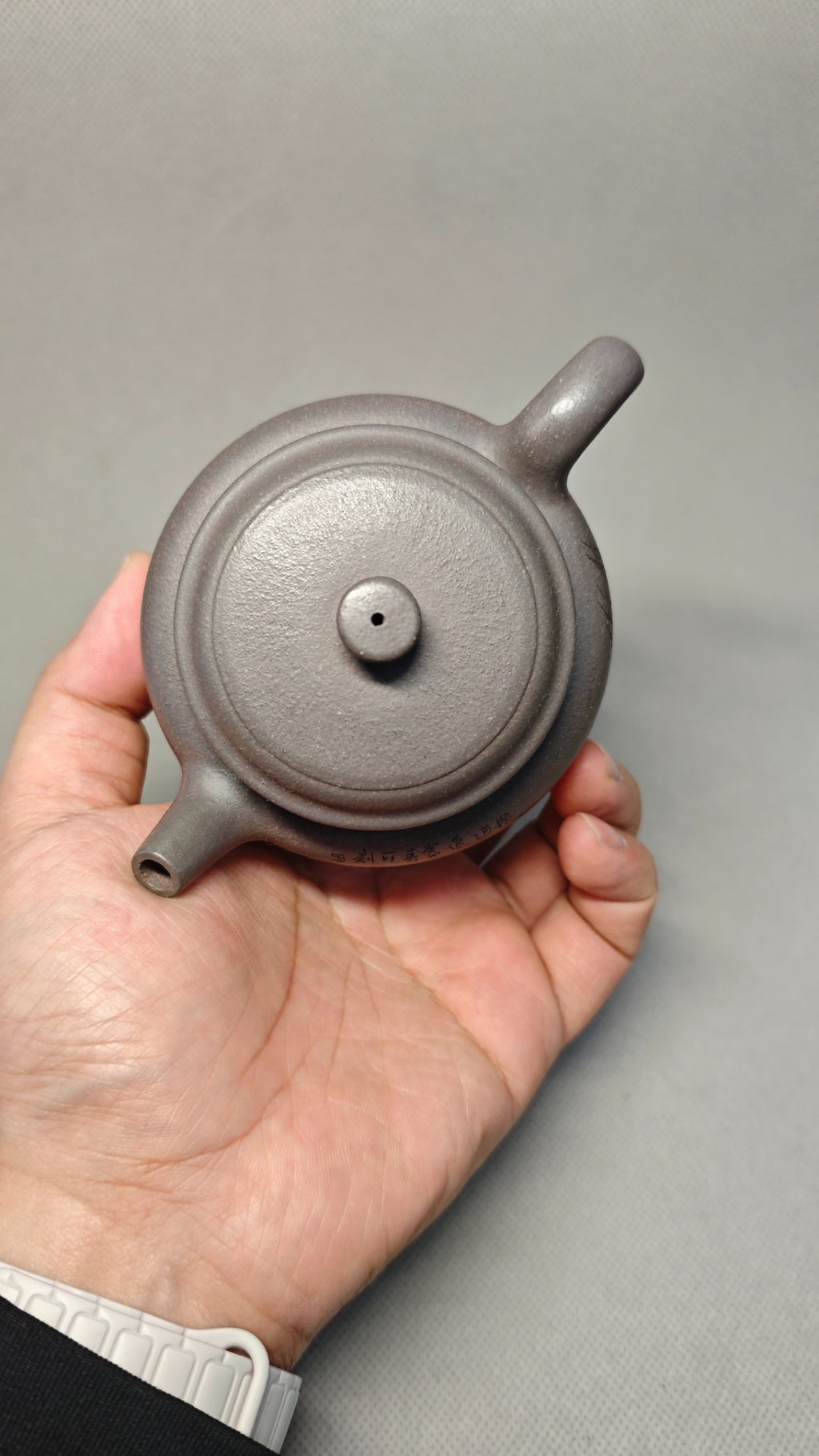 【德钟】  制壶：焦亚强   (国家级工艺美术师) 泥料：原矿青段泥 容量：200cc   孔数：内推球孔
