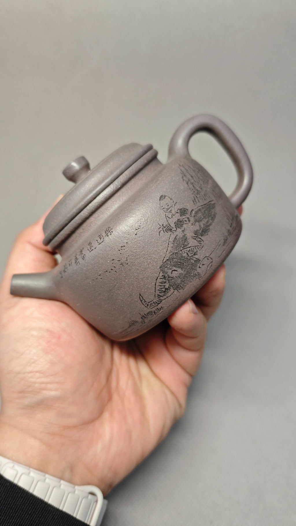 【德钟】  制壶：焦亚强   (国家级工艺美术师) 泥料：原矿青段泥 容量：200cc   孔数：内推球孔