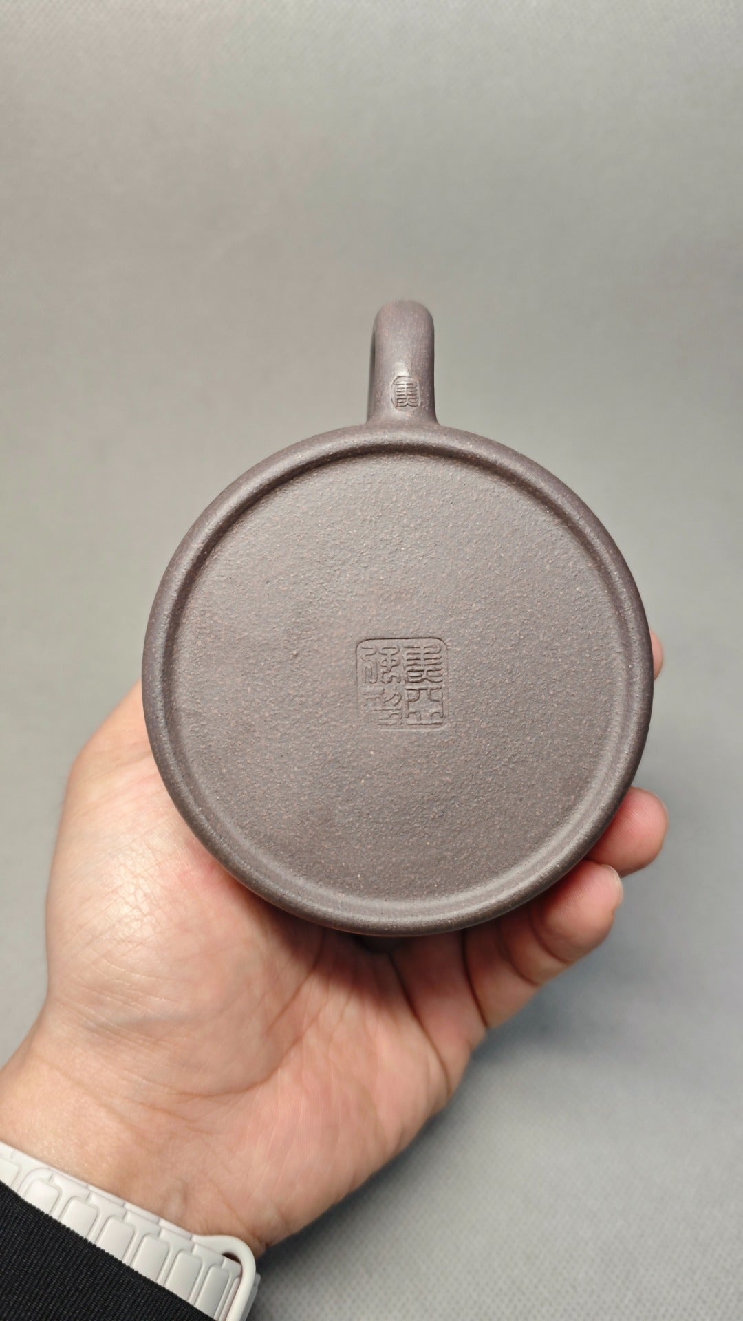 【德钟】  制壶：焦亚强   (国家级工艺美术师) 泥料：原矿青段泥 容量：200cc   孔数：内推球孔