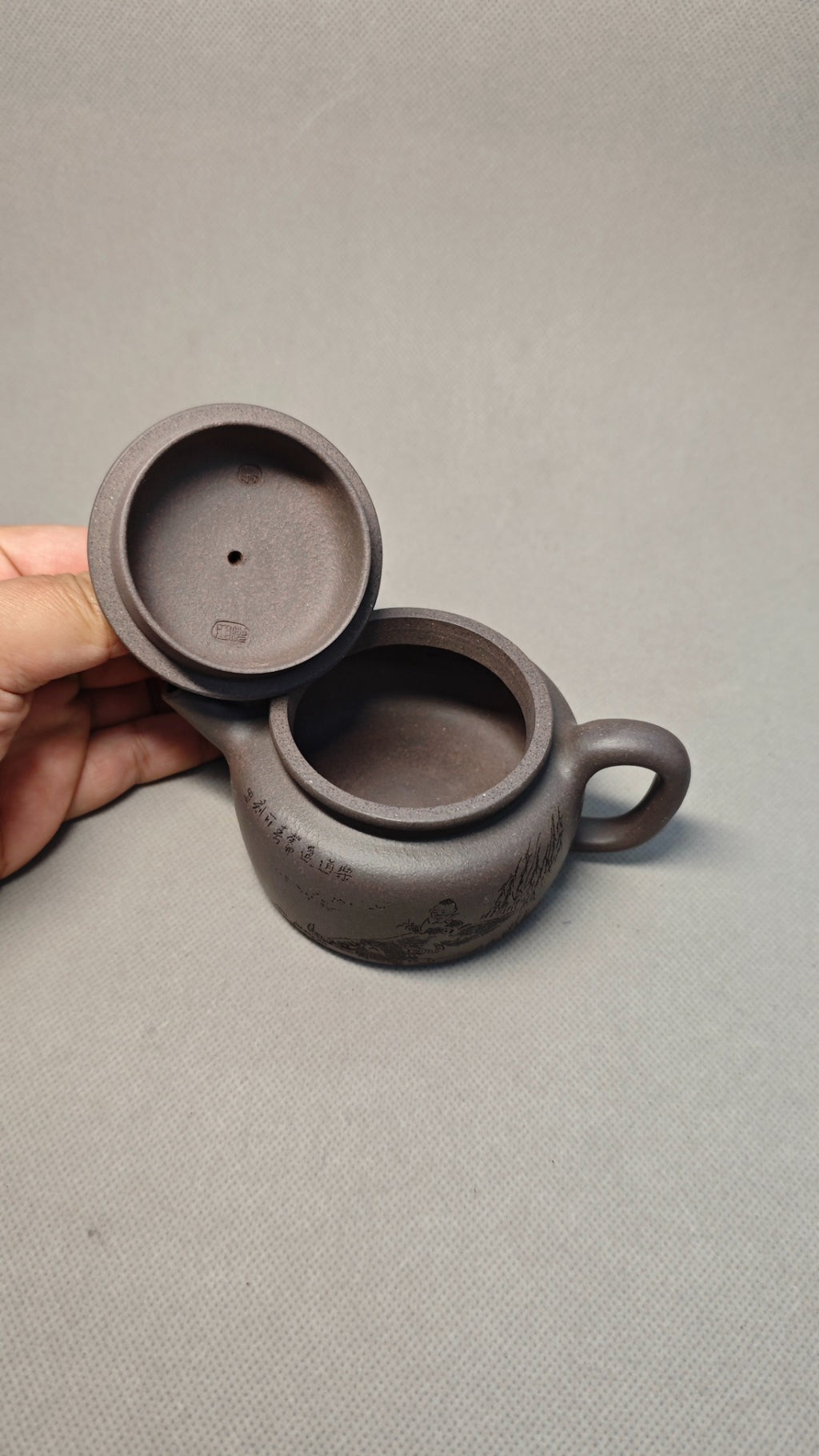 【德钟】  制壶：焦亚强   (国家级工艺美术师) 泥料：原矿青段泥 容量：200cc   孔数：内推球孔
