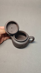 【德钟】  制壶：焦亚强   (国家级工艺美术师) 泥料：原矿青段泥 容量：200cc   孔数：内推球孔