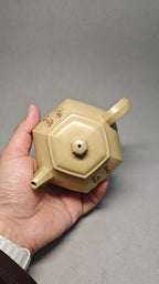 【六方坦然】 制壶：龚彧（国家级工艺美术师） 泥料：原矿本山绿 容量：300cc    孔数：16孔