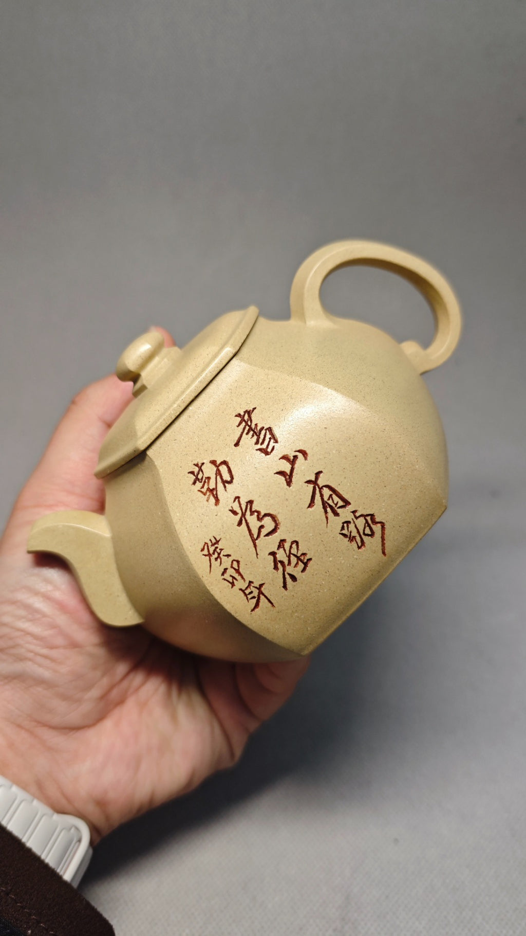 【六方坦然】 制壶：龚彧（国家级工艺美术师） 泥料：原矿本山绿 容量：300cc    孔数：16孔