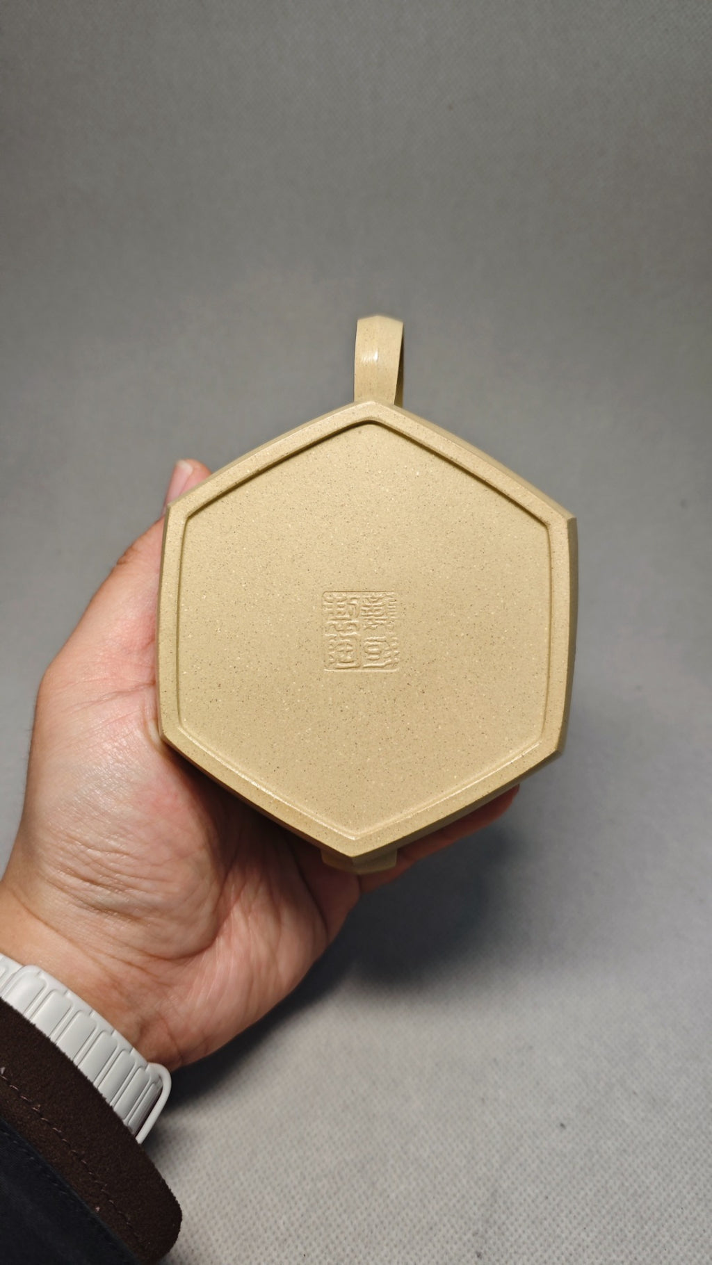 【六方坦然】 制壶：龚彧（国家级工艺美术师） 泥料：原矿本山绿 容量：300cc    孔数：16孔