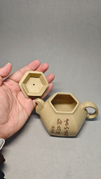 【六方坦然】 制壶：龚彧（国家级工艺美术师） 泥料：原矿本山绿 容量：300cc    孔数：16孔