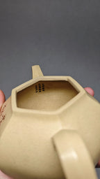 【六方坦然】 制壶：龚彧（国家级工艺美术师） 泥料：原矿本山绿 容量：300cc    孔数：16孔