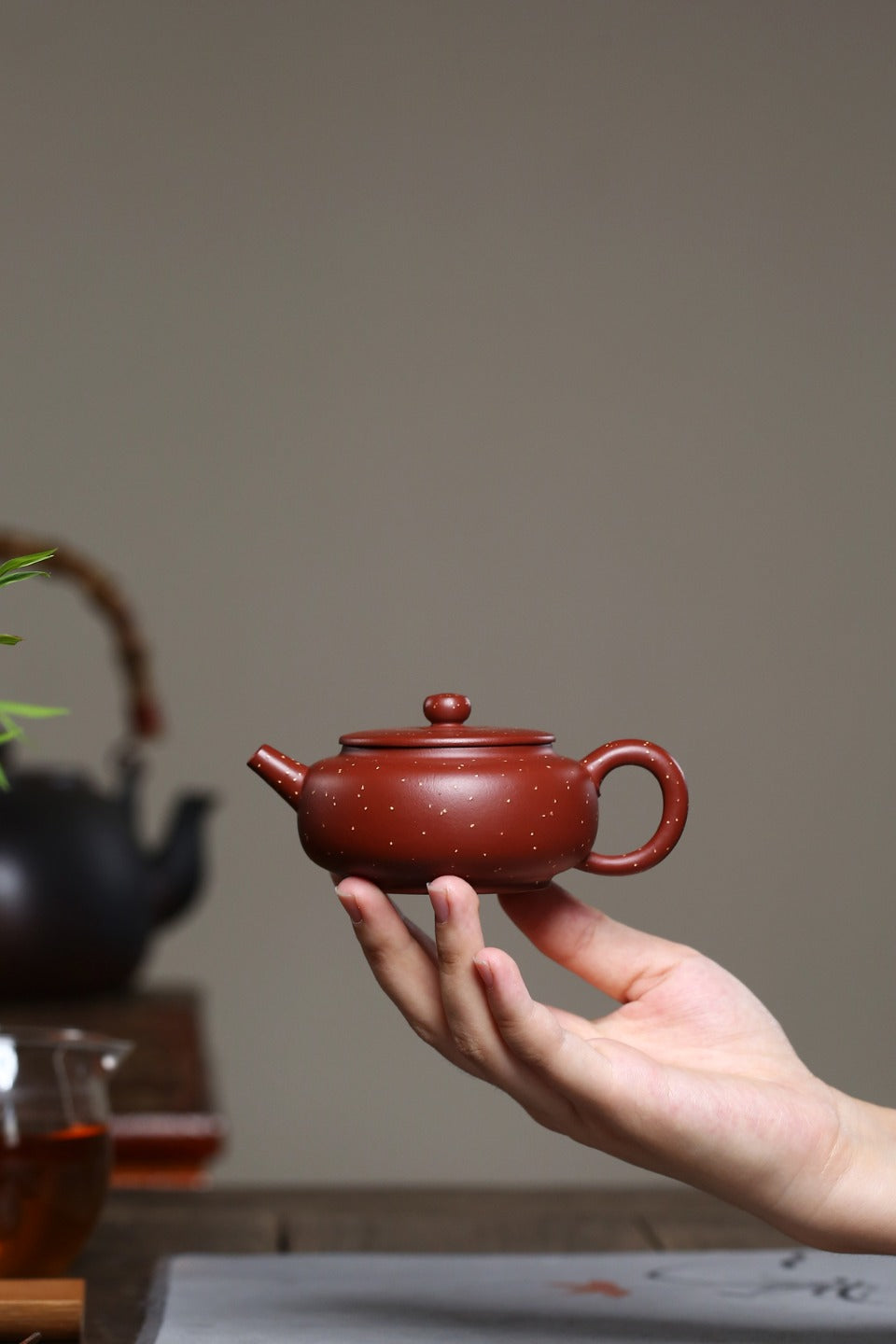 全手工【铺砂周盘】 制壶：殷俊雅（国家级工艺美术员） 泥料：原矿铺砂朱泥 容量：120cc 孔数：7孔