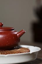 全手工【铺砂周盘】 制壶：殷俊雅（国家级工艺美术员） 泥料：原矿铺砂朱泥 容量：120cc 孔数：7孔