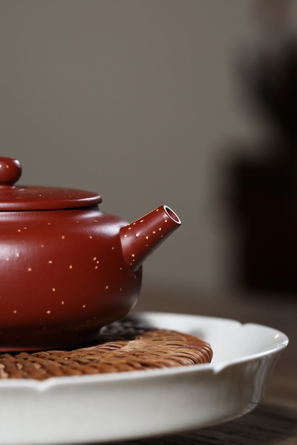 全手工【铺砂周盘】 制壶：殷俊雅（国家级工艺美术员） 泥料：原矿铺砂朱泥 容量：120cc 孔数：7孔