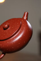 全手工【铺砂周盘】 制壶：殷俊雅（国家级工艺美术员） 泥料：原矿铺砂朱泥 容量：120cc 孔数：7孔