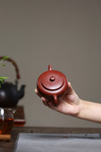 全手工【铺砂周盘】 制壶：殷俊雅（国家级工艺美术员） 泥料：原矿铺砂朱泥 容量：120cc 孔数：7孔