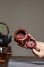全手工【铺砂周盘】 制壶：殷俊雅（国家级工艺美术员） 泥料：原矿铺砂朱泥 容量：120cc 孔数：7孔