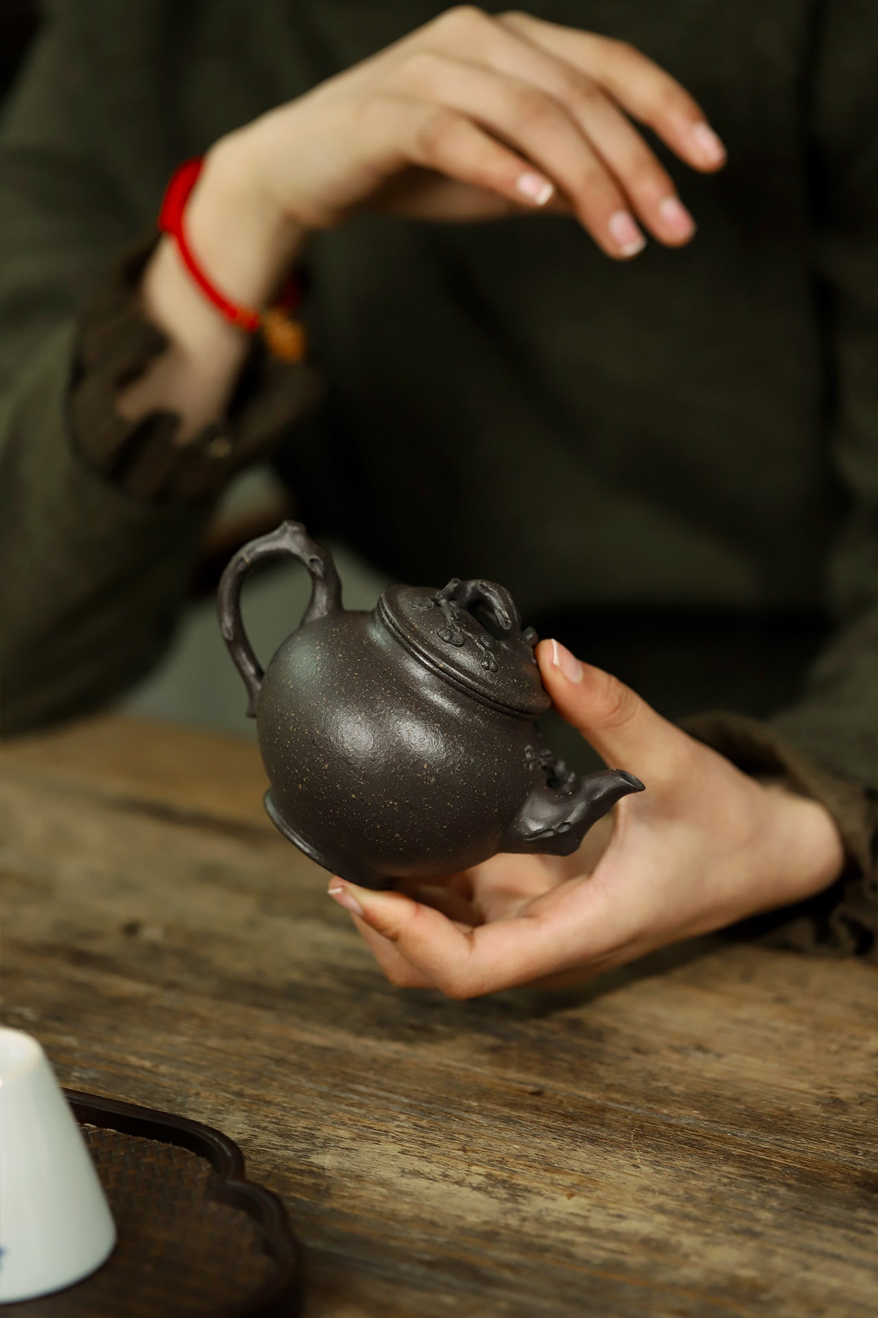 全手工【梅花报春】 制壶：陈忠丽泥料：黑金沙 容量：190cc孔数：14孔