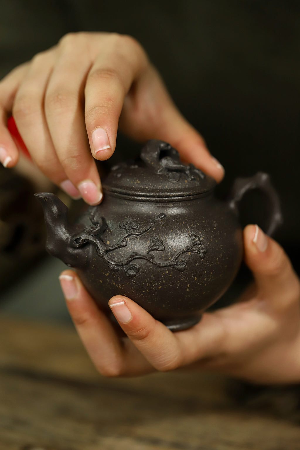 全手工【梅花报春】 制壶：陈忠丽泥料：黑金沙 容量：190cc孔数：14孔