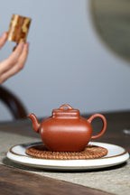 【四方汉罐】 制壶：范俊华 （国家级工艺美术师） 泥料：原矿降坡泥 容量：180cc 孔数：7孔