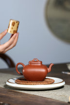 【四方汉罐】 制壶：范俊华 （国家级工艺美术师） 泥料：原矿降坡泥 容量：180cc 孔数：7孔