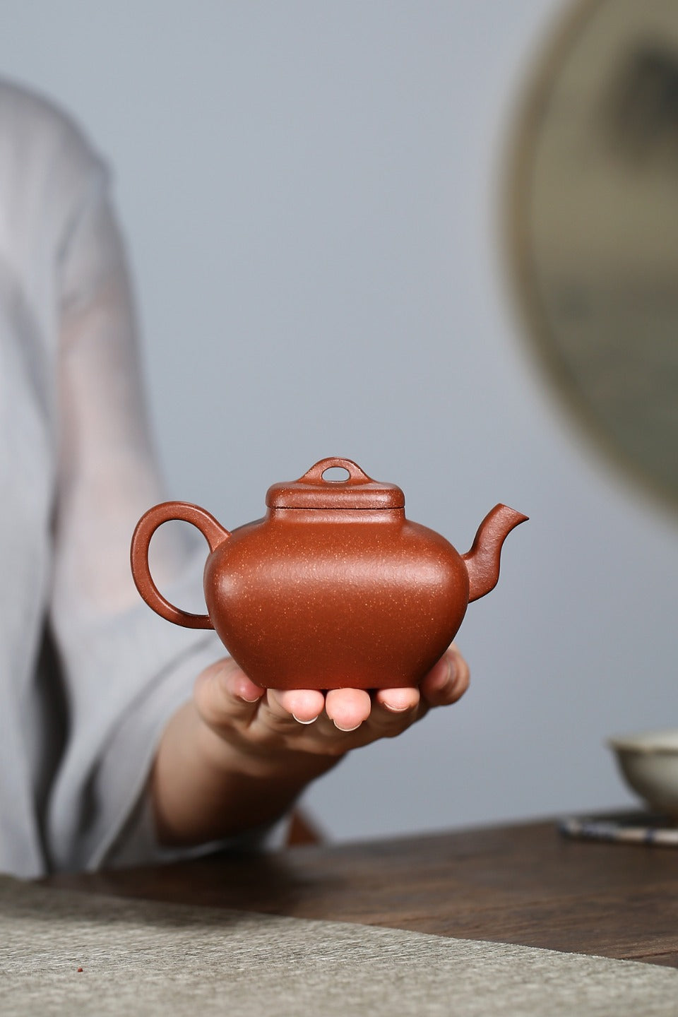 【四方汉罐】 制壶：范俊华 （国家级工艺美术师） 泥料：原矿降坡泥 容量：180cc 孔数：7孔