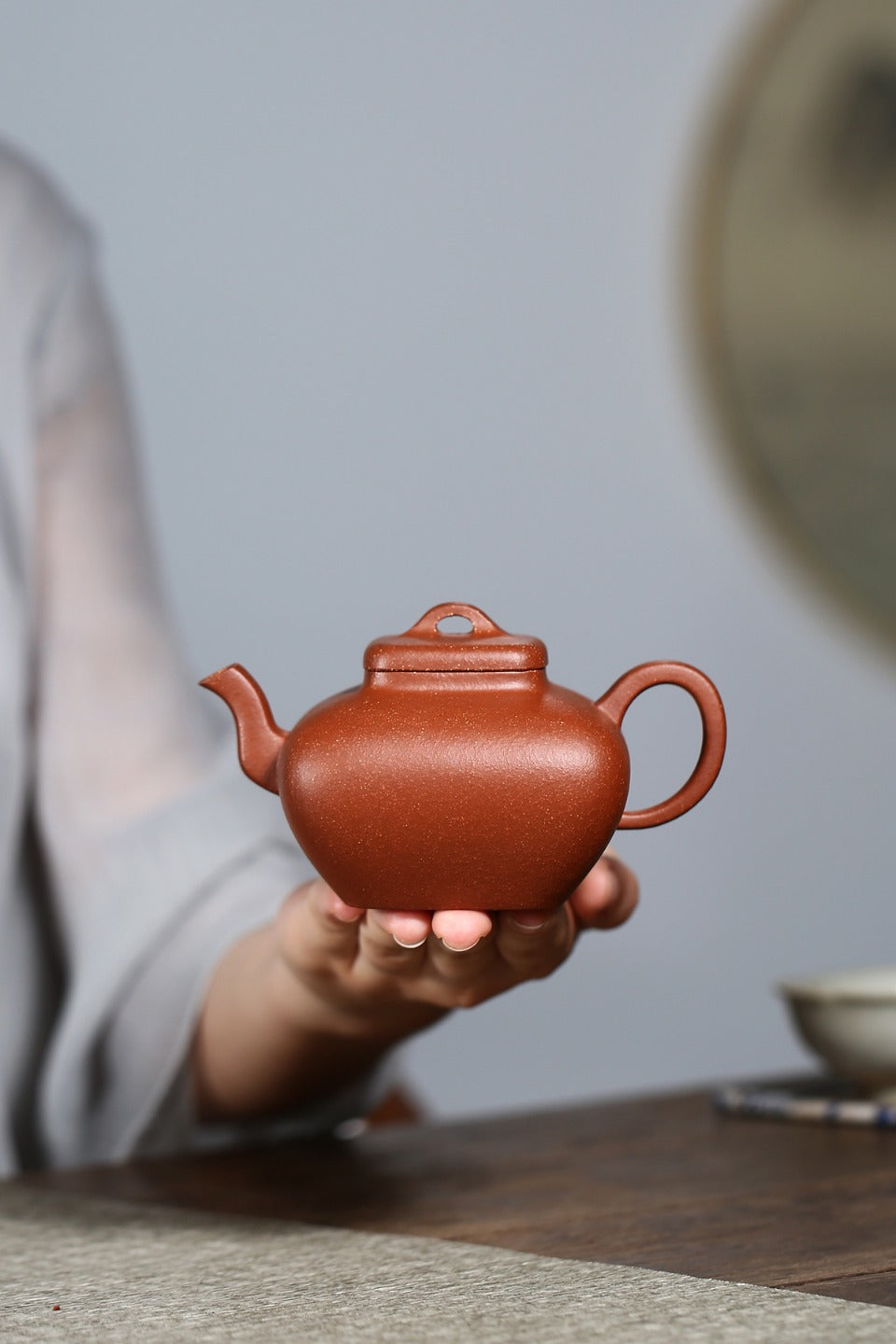 【四方汉罐】 制壶：范俊华 （国家级工艺美术师） 泥料：原矿降坡泥 容量：180cc 孔数：7孔