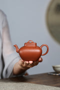 【四方汉罐】 制壶：范俊华 （国家级工艺美术师） 泥料：原矿降坡泥 容量：180cc 孔数：7孔