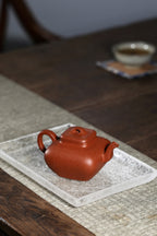 【四方汉罐】 制壶：范俊华 （国家级工艺美术师） 泥料：原矿降坡泥 容量：180cc 孔数：7孔