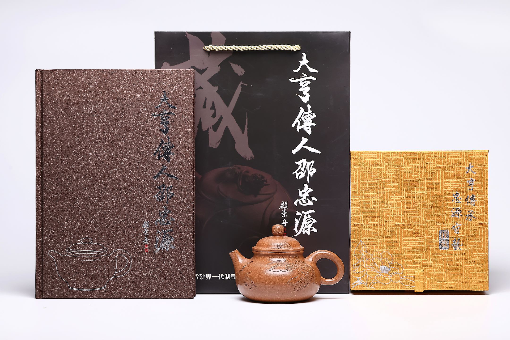 【容天】 作者 ：邵忠源 泥料：玉砂段 容量：240cc  此款容天壶甄选原矿玉砂段泥精制