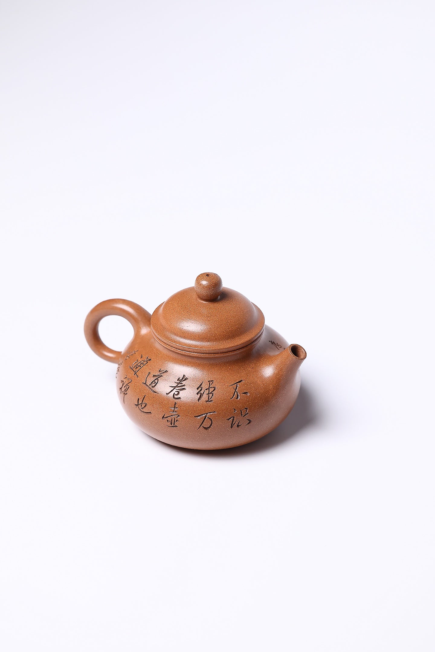 【容天】 作者 ：邵忠源 泥料：玉砂段 容量：240cc  此款容天壶甄选原矿玉砂段泥精制